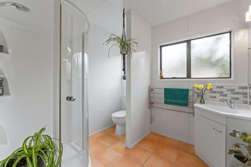 Un baño con ducha, inodoro y lavabo. en The Keys To Kinloch!, en Kinloch