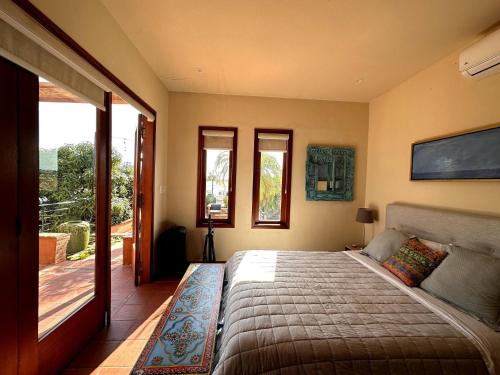 une chambre avec un grand lit et un balcon dans l'établissement Lux 2-Level Townhouse with Stunning Historic Views, à Sans Souci