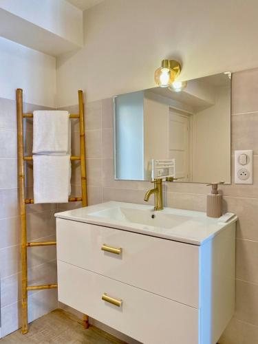 a bathroom with a sink and a mirror at L escapade dorée in Saulieu