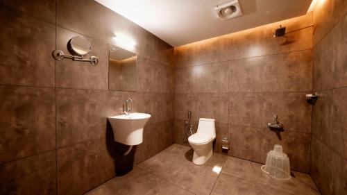 ein Badezimmer mit Toilette und Waschbecken in der Unterkunft Monkey Tribe Munnar in Munnar