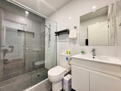 ein Badezimmer mit Dusche, Toilette und Waschbecken in der Unterkunft Blue Haven Retreat - Marsden Park Townhouse in Marsden Park