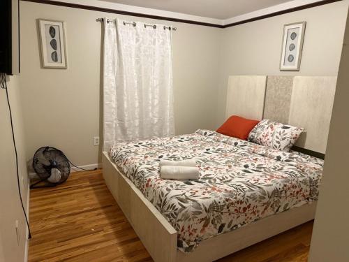 ein kleines Schlafzimmer mit einem Bett mit Vorhang in der Unterkunft Urban haven 3 Kings bedroom near EWRNYC DTW in Newark