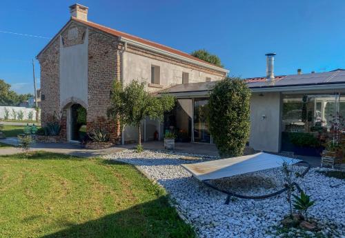 ein Haus mit einem Zelt im Vorgarten in der Unterkunft Villa Nides in Monselice