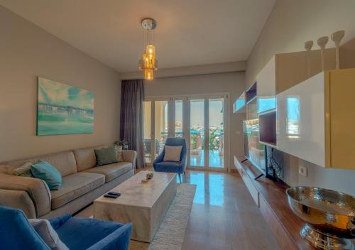 Upscale 2BR Mosaique Marina Stay, Yachts & Sea Views