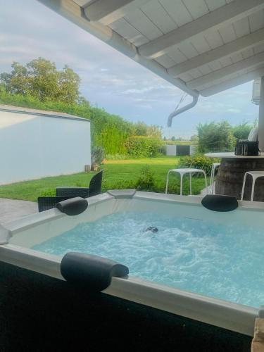 ein Whirlpool auf einer Terrasse mit Blick auf einen Garten in der Unterkunft Villa Nides in Monselice
