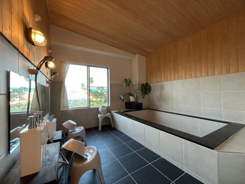 una sala de espera con aasteryasteryasteryasteryasteryasteryasteryasteryasteryasteryasteryasteryasteryastery en 最大32名 足湯 ビアサーバー バーベキュー 海を一望できる開放空間 大人数 合宿研修 ファミーユ湯川, en Ito
