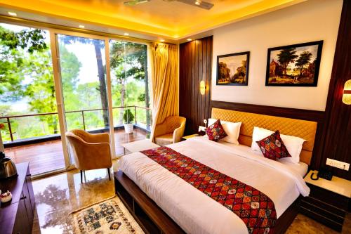 una camera da letto con un letto grande e un balcone di adiMOUNT-Kumaon Eco Resort a Dwārāhāt