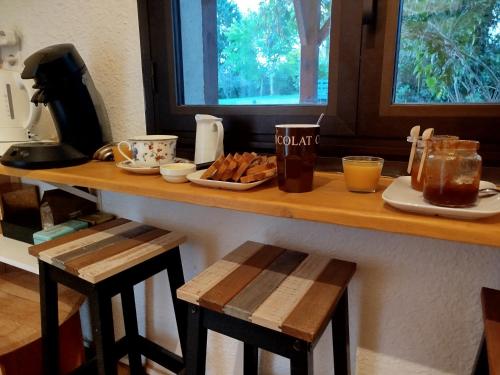 Un mostrador con un desayuno de comida y bebidas. en Gite de la chapelle, en Nogaro