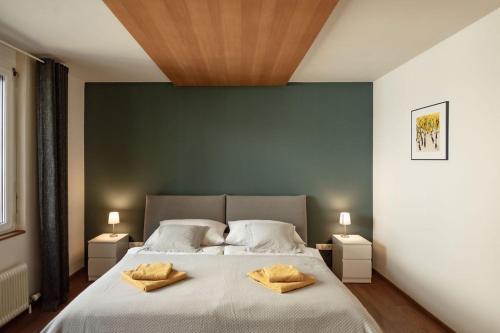 เตียงในห้องที่ Loft in Seenähe im Herzen von Bregenz