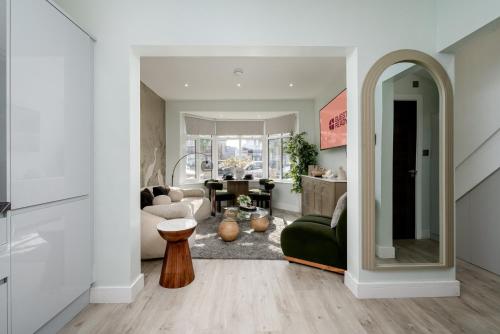 ein Wohnzimmer voller Möbel und einem Spiegel in der Unterkunft Greenford Apartments in Perivale