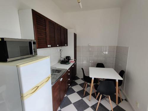 eine kleine Küche mit Tisch und Mikrowelle in der Unterkunft Zizkov Room - City Center Near By in Prag