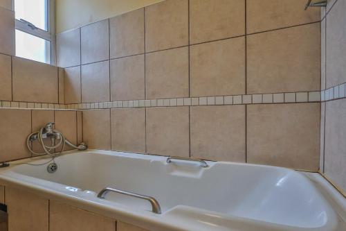 Ένα μπάνιο στο 301 Lescalier Cabanas - Specious Luxurious Beachfront Paradise