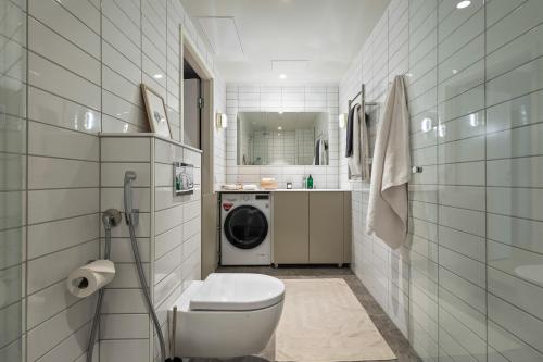 ein Badezimmer mit Toilette und Waschmaschine in der Unterkunft Unity Tampere - A Studio Hotel in Tampere