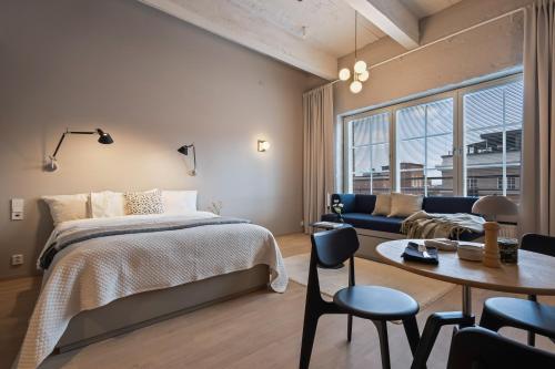 una camera da letto con un letto, un divano e un tavolo di Unity Tampere - A Studio Hotel a Tampere
