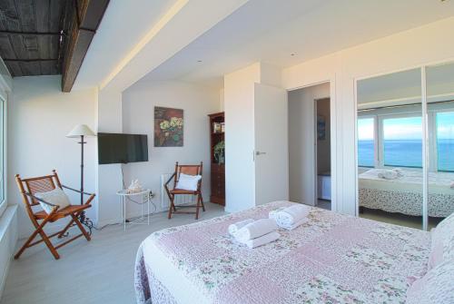 una camera da letto con un letto e vista sull'oceano di LosLocos beach a Suances