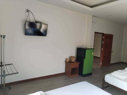 にあるบ้าน กัญณภัทร โฮมสเตย์の壁掛けテレビ付きの部屋