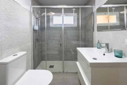 Sitio de CalahondaにあるCasa Tek Mijasのシャワー、トイレ、洗面台を備えたバスルーム