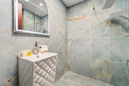 Ванная комната в FIRST CLASS Studio Panoramic Sea Views