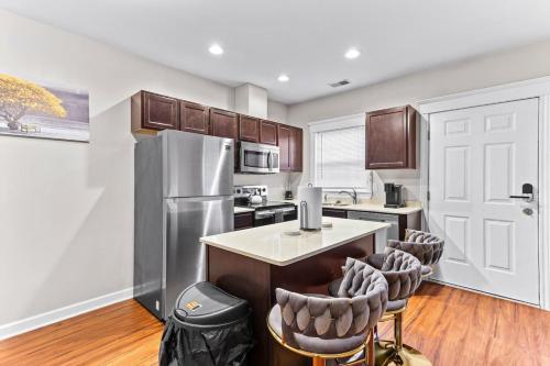 Η κουζίνα ή μικρή κουζίνα στο Stylish & Cozy 2-BR Detroit