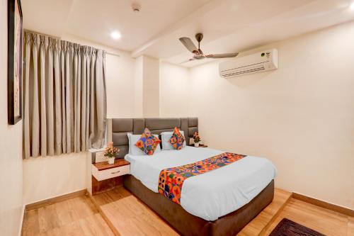 une chambre avec un lit et une fenêtre dans l'établissement FabHotel Radha Rani Residency, à Khammam