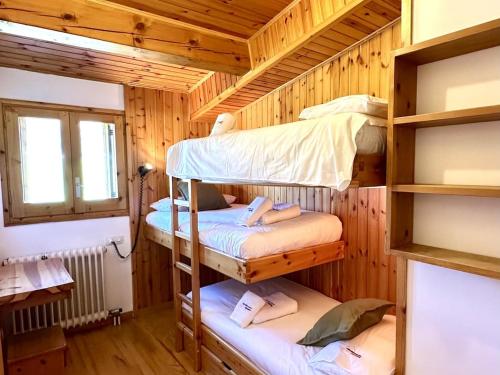 Postel nebo postele na pokoji v ubytování Marmota, Ático en Llívia, jardín comunitario con piscina y pista de tenis