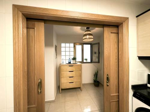 una cucina con una porta di legno e una credenza di Casa Las Arenas a Las Palmas de Gran Canaria