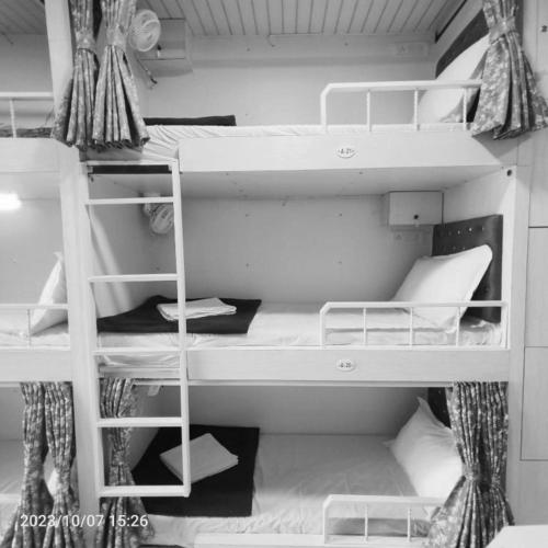 Zimmer mit 2 Etagenbetten in einem Zimmer in der Unterkunft Stay Retreats At Marol Dorm - Near International Airport Mumbai in Mumbai