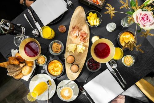 una mesa con un montón de comida y bebidas en Kasteel Engelenburg - Quality Lodgings, en Brummen