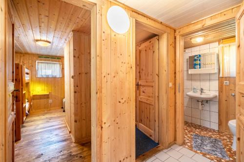 bagno in legno con lavandino e servizi igienici di Bungalow 11 - Finnhütte a Quitzdorf