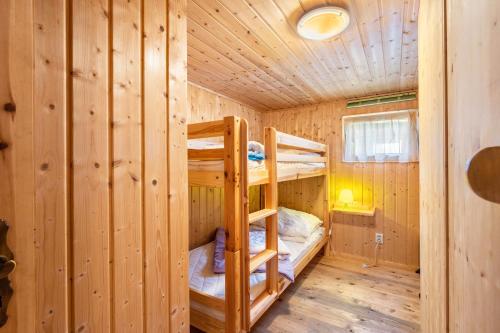 una cabina in legno con 2 letti a castello di Bungalow 11 - Finnhütte a Quitzdorf