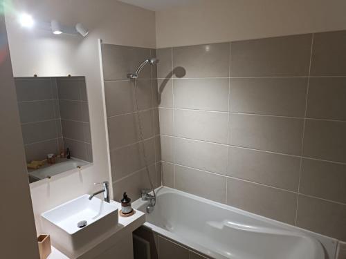 Ένα μπάνιο στο KDS appartement T2 Île de la Réunion