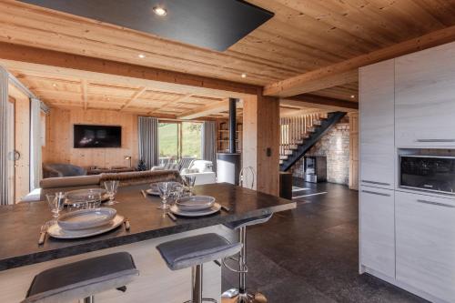 Кухня или мини-кухня в Chalet Mont Blanc
