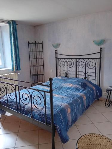 Ένα ή περισσότερα κρεβάτια σε δωμάτιο στο Gîte de La Cabane