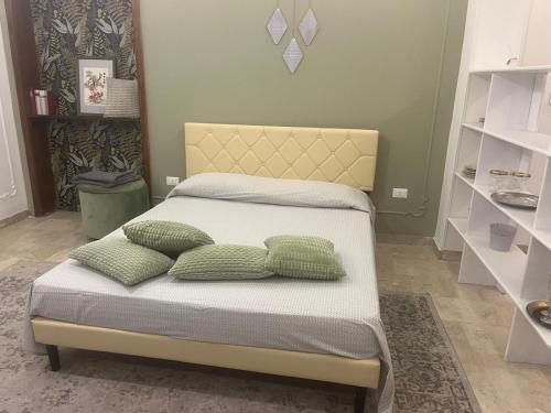 レッジョ・ディ・カラブリアにあるB&B Domus Floraのベッド1台(枕4つ付)