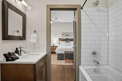 Ένα μπάνιο στο 3BR and 3BA 5 Min DT Firepit Patio and Sleeps 10