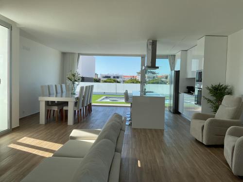un salon avec un canapé et une table dans l'établissement Golden Coast Villa - Pedra do Ouro, 15km da Nazaré, à Pedra Do Ouro