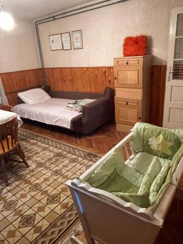 Una cama o camas en una habitación de Yellow House