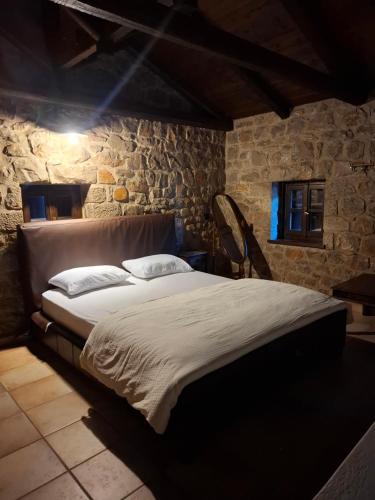 Un pat sau paturi într-o cameră la Panos Stone House
