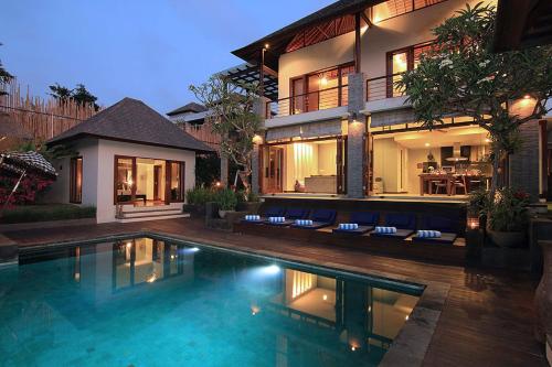 una casa con piscina delante de una casa en Jabunami Villa, en Canggu