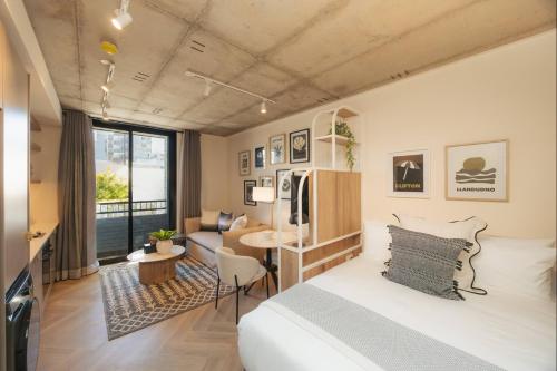 Postel nebo postele na pokoji v ubytování ONE46 on M - Fluent Serviced Apartments