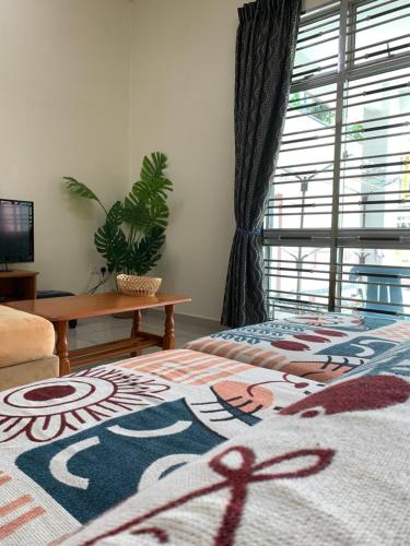 メ ルシンにあるYi Jiu Homestayのベッドルーム1室(ベッド1台、ラグ付)