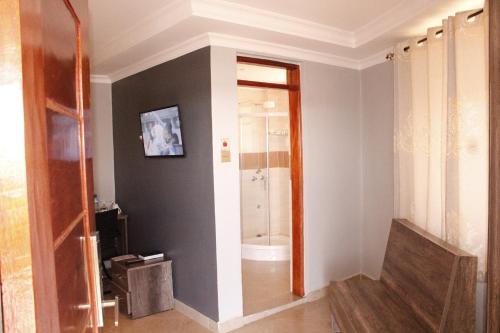 ein Bad mit einer ebenerdigen Dusche und einem WC in der Unterkunft Jaqanaz Resort in Naro Moru