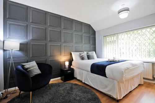Voodi või voodid majutusasutuse Spacious 3BR by Avalora Shortlets & Serviced Accommodations Queensway with big garden, Near train station toas