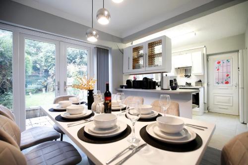 Köök või kööginurk majutusasutuses Spacious 3BR by Avalora Shortlets & Serviced Accommodations Queensway with big garden, Near train station