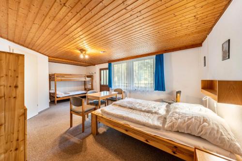 ein Schlafzimmer mit einem Bett und einer Holzdecke in der Unterkunft Bungalow 8 - Kimbucht in Reichendorf
