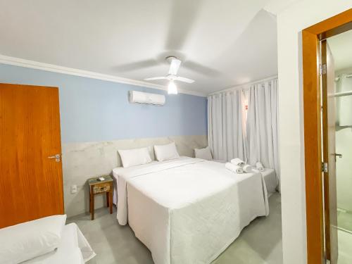 Ένα ή περισσότερα κρεβάτια σε δωμάτιο στο Casa em condomínio a 200m da praia em Arraial D'ajuda, com 3 suites, sala climatizada, área gourmet privativa, Internet 300MBPS, condomínio com piscinas adulto e infantil, sauna, quadra de beach tenis e portaria 24hrs.