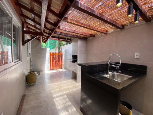 Η κουζίνα ή μικρή κουζίνα στο Casa em condomínio a 200m da praia em Arraial D'ajuda, com 3 suites, sala climatizada, área gourmet privativa, Internet 300MBPS, condomínio com piscinas adulto e infantil, sauna, quadra de beach tenis e portaria 24hrs.