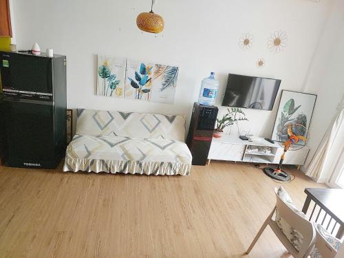 Kinh DinhにあるApartment 2BR 2WC Hacom Phan Rangのソファとテレビのあるリビングルーム