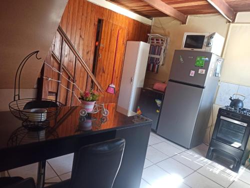 una cocina con encimera y refrigerador en casa verde 2 pisos, en Rivera