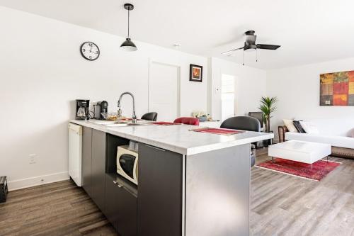 a kitchen and living room with a kitchen island in a room at Logement neuf, spacieux in Longueuil